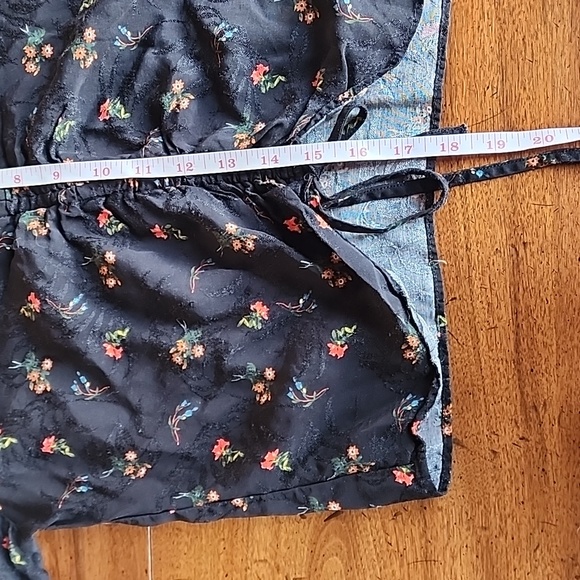 Urban Outfitters Long Sleeve Viscos Crop Top Size Small - Picture 8 of 11